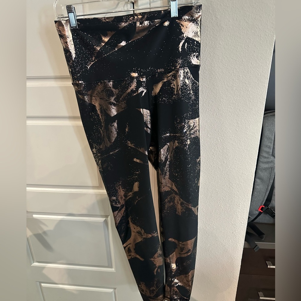 Old Navy athletic wear compression leggings, large. Black and gold.